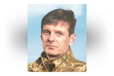 Портрет чоловіка в піксельній військовій формі на тлі блакитного неба