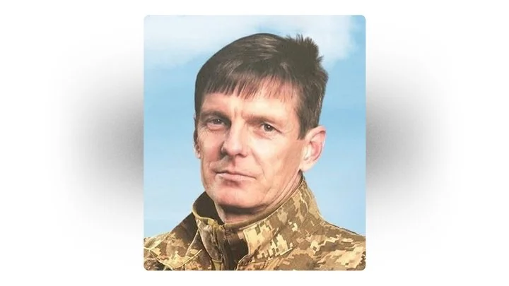 Портрет чоловіка в піксельній військовій формі на тлі блакитного неба