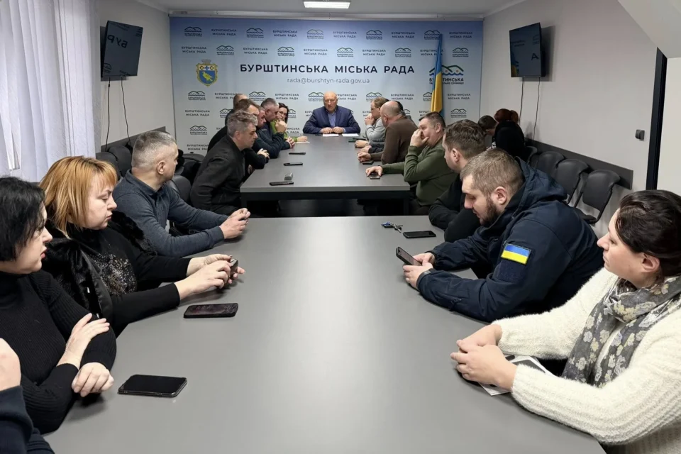 Засідання комісії Бурштинської міської ради за довгим столом