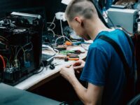 Ремонт компьютеров — иллюстрация