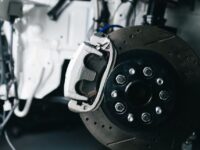 Автозапчасти и автотовары — иллюстрация