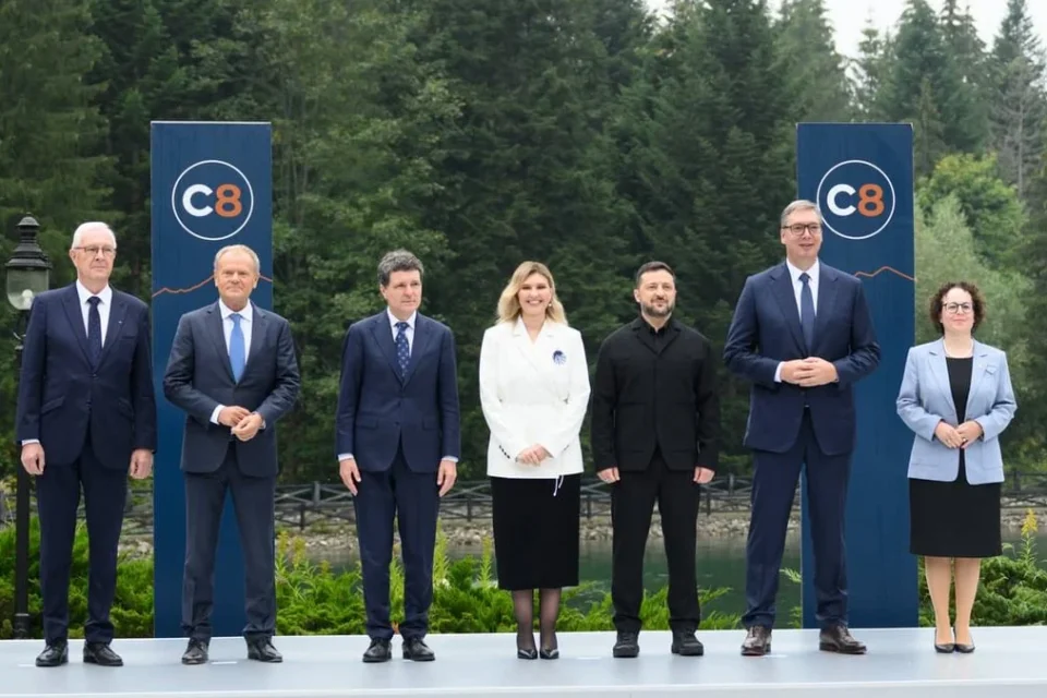 Зеленський і лідери країн Карпатської вісімки біля банерів C8 у лісі